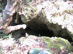 2009年8月 拉弓弓隘的石縫 縫隙可以聽到海聲 傳說中的蟒蛇也躲在裡面...