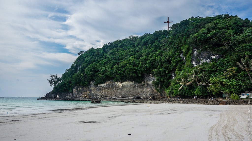 Крест на холме на острове Боракай