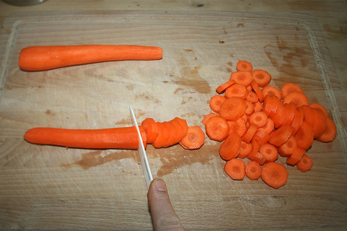 24 - Möhren in Scheiben schneiden / Cut carrots in slices
