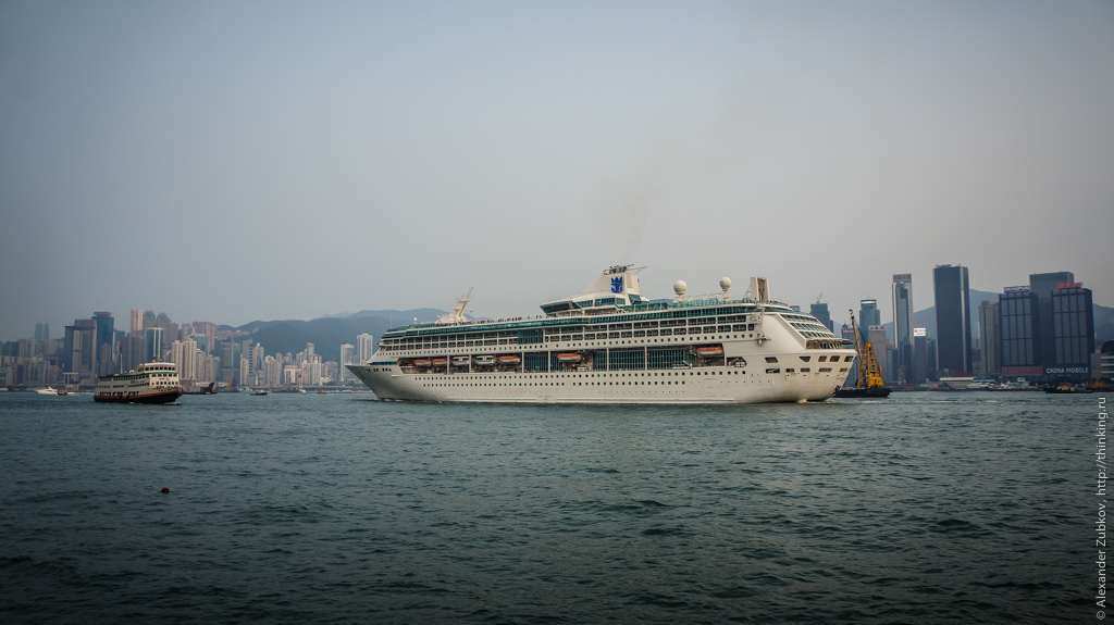 Круизный лайнер в заливе Виктория в Гонконге