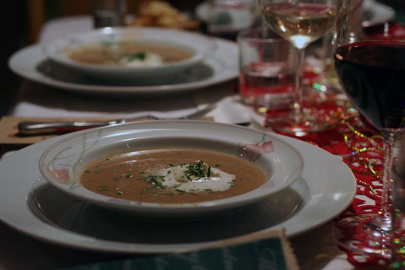 türchen 17: steinpilz-suppe mit parmesan & prosciutto-sticks