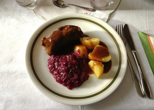Rinderroulade mit Rotkraut & Salzkartoffeln / Beef roulade with red cabbage & potatoes