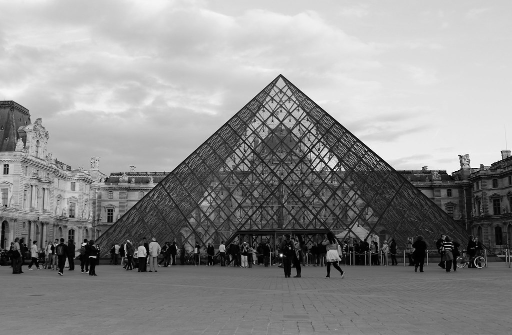 Glaspyramide vom Louvre in schwarz-weiÃŸ