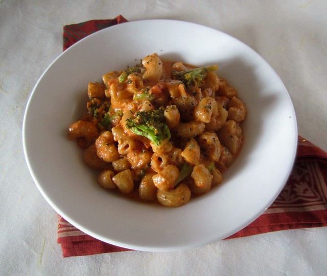 Whole-wheat Pasta in Roasted Red Bell-pepper sauce