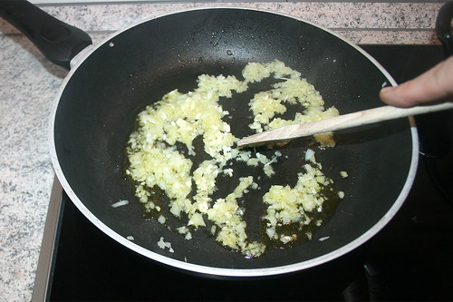 32 - Restliche Zwiebeln & Knoblauch anschwitzen / Braise remaining onion & garlic lightly