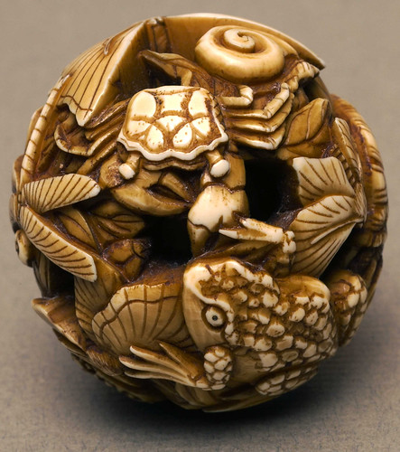 002-Netsuke de Marfil bola tallada con libélulas, mariposas, una tortuga, una rana, caracoles y cangrejos-Bolton Museum and Archive Service