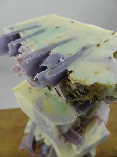 Lavender Chamomile Soap - The Daily Scrub (16)