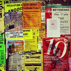 Panneau d'affichage. #posters #flyers #noticeboard #french