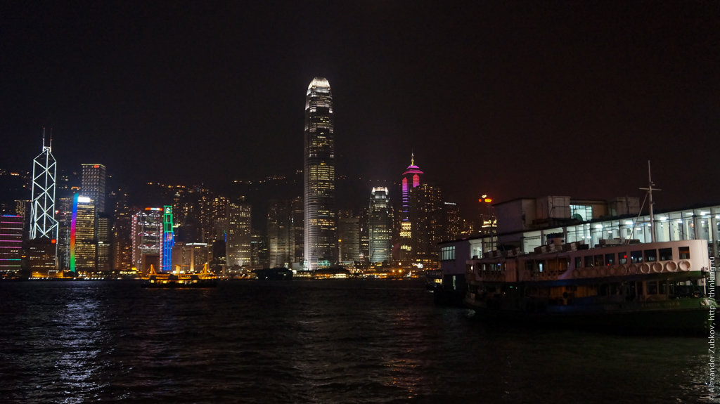 Ночная панорама Гонконга и паром