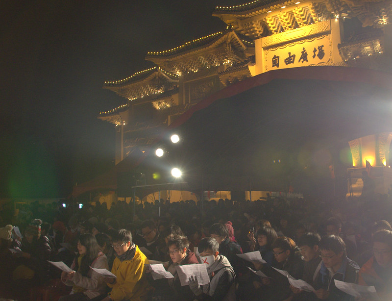 前一晚，氣溫持續下探的跨年夜，就開始有學生聚集在自由廣場上「跨年」，要求正視「中國因素」的介入並反對媒體壟斷。 （攝影：宋小海）