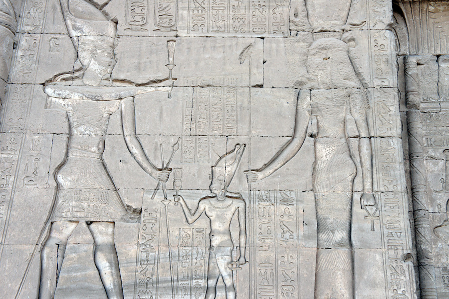 Боги посвящают фараона в тайны на внешней стене храма Хатхор, Дендера