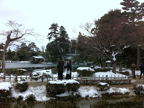 Couple walking past the Kasumiga-ike Pond at Kenroku-en