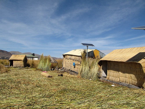 Lac Titicaca: les nouvelles maisons traditionnelles de notre île Uros et la cuisine au fond
