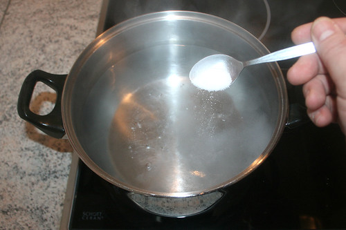 12 - Wasser zum kochen bringen & salzen / Boil water and add salt