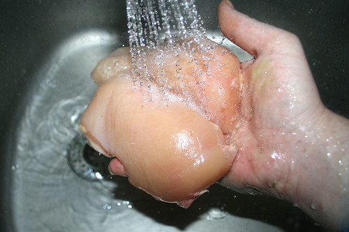 29 - Hähnchenbrust waschen / Wash chicken breast