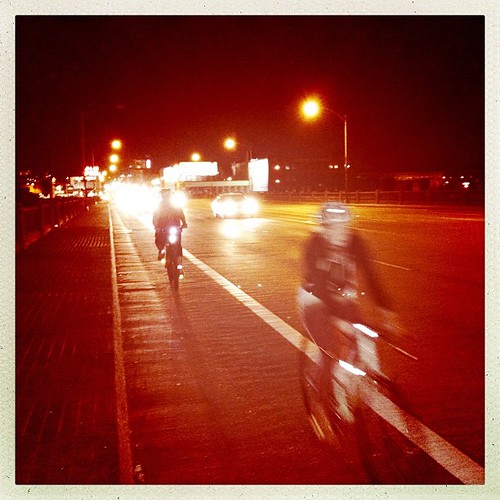 #pdx #portland #bicycling #night #ride #hoochiemamaspdx by Andrew Rogge