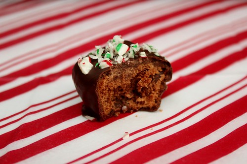 chocolate-covered-peppermint-brownie-bites