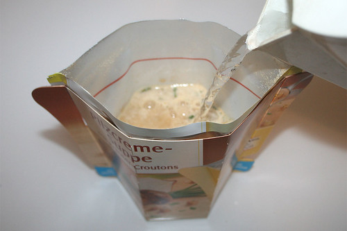 07 - Maggi Moment Mahl Pilzcremesuppe mit Kräuter-Croutons - Mit heißen Wasser aufgießen
