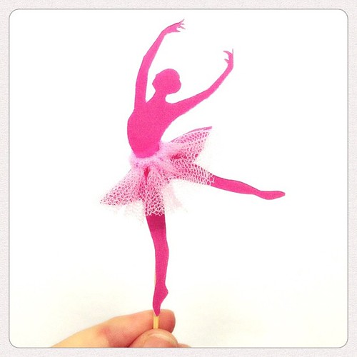 I hand-cut a couple of paper ballerinas to top the cake & decided to take a stab at making mini tutus for them. Pretty darn cute, if I do say so myself!