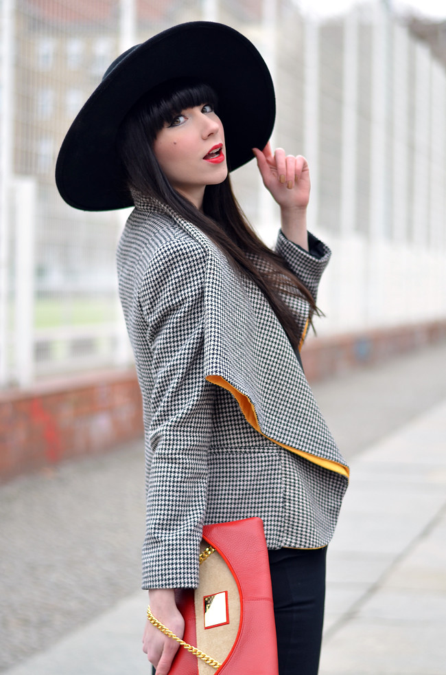 HariTHanD Black Hat Red Clutch Hollywood look Blog 6