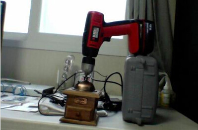 동네 친구랑 페북으로 전동그라인더 사고 싶다, 어 나도. 이러다가 친구가 사진을 올렸다. my new electric coffee grinder  라며.