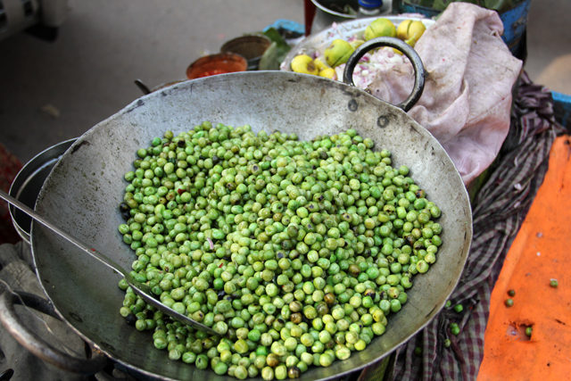 Batch of bright green peas