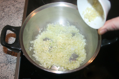 22 - Spaghetti al tonno - Zwiebeln & Knoblauch anschwitzen / Roast onion & garlic gently