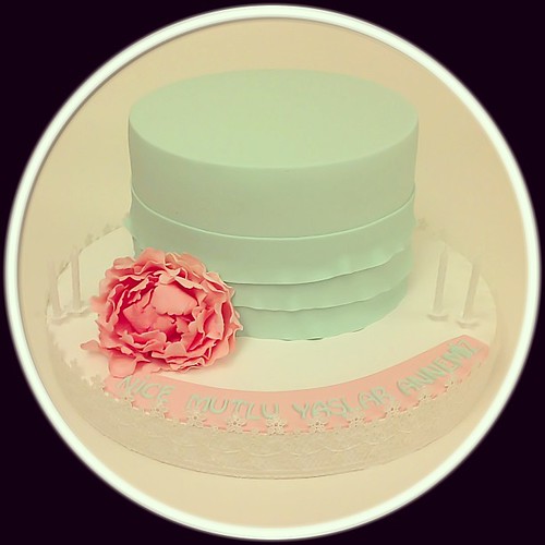 Peony Cake...  #sugarpeony #peony #peonycake #sugarart #sugarflowers #mint #pink #sharpegdecakes #burcinbirdane