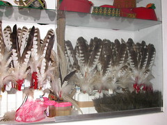 2007年原住民部落工藝店展售的熊鷹羽毛。（攝影：孫元勳）