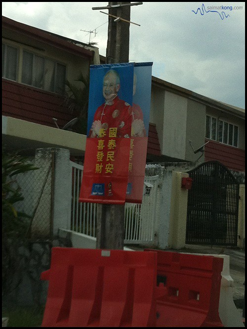Besides that, Najib CNY poster and banner is all over the road side around you too! :)