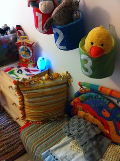 Colors, prints, textures and decorations in LB's room