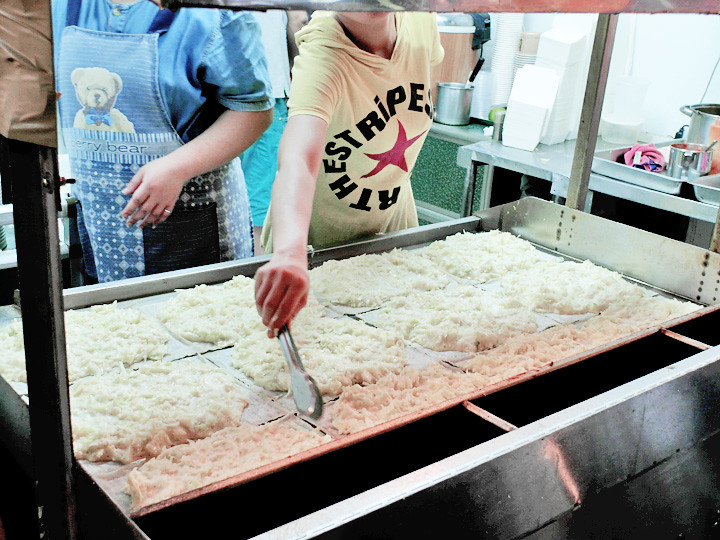 them making 蔬菜大蛋饼