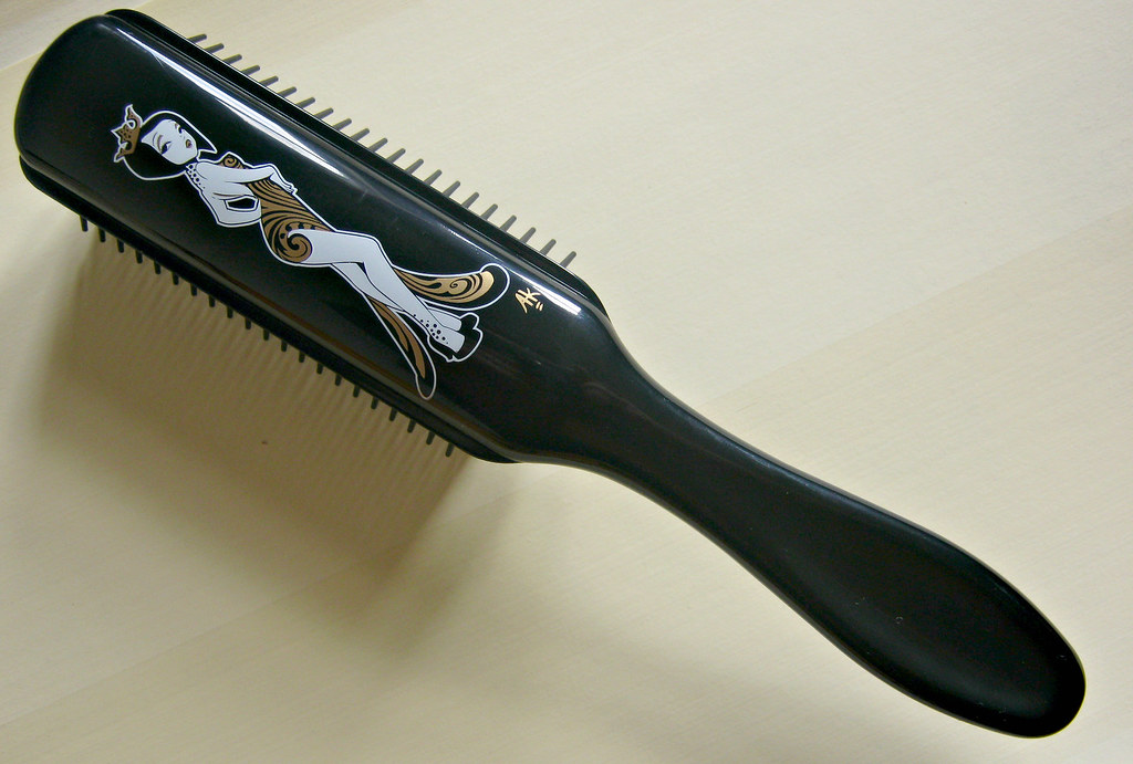 A picture of a Denman Anar Kitty Sassy  Hairbrush. 