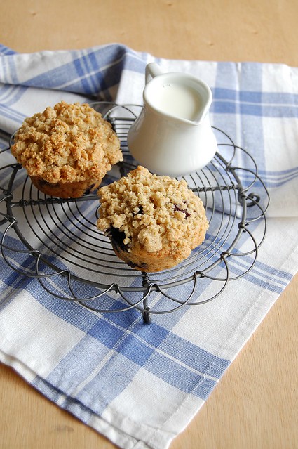 Blueberry crumb muffins / Muffins de mirtilo com cobertura streusel