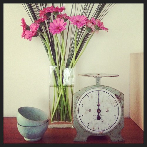 Fresh pink flowers & old blue vintage #sundaystyleloves #sundaystyle