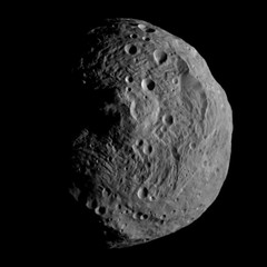 2011年7月17日，NASA的曙光號飛行器利用分幅相機拍攝這張小行星灶神星（Vesta）的影像，拍攝時約距9500英哩（1萬5000公里）。照片由NASA提供。
