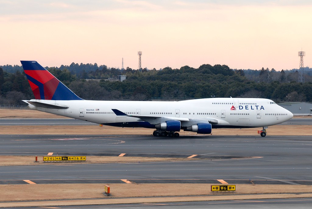 Delta 747-400N669US