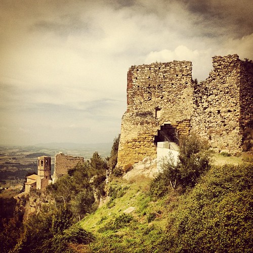 Primera fotografia del Castell de Gelida sense la línia elèctrica ara soterrada #Gelida #Penedès