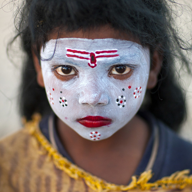 Gadis kecil dengan make up di Kumbh Mela, Allahabad, India - 5 Tips Ahli dalam Fotografi Potret