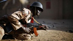 (Archives. Un soldat malien au combat face à des jihadistes, à Gao, dans le Nord du Mali, le 10 février 2013. Crédit photo : Jérome Delay / AP/ SIPA)