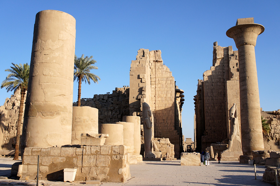 Храм Слышащего Уха и колонны Тахарки, Египет