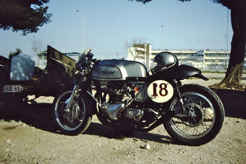 Norton twin racer Castellet 84 by motosanglaises