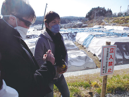 離福島核電40公里遠的飯館村幾乎全村撤離，到處只剩除污堆置場，他們說「大概真的回 不去了」。（照片提供／賴偉傑）