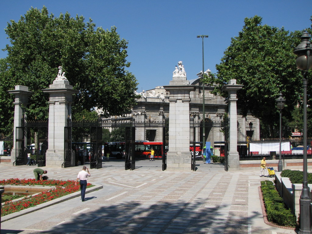 Parque del Retiro, Puerta de la Indepencia, vanuit het park richting Plaza de la Indepencia