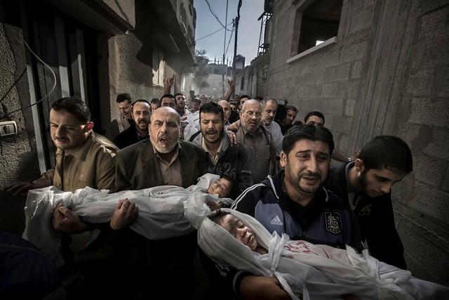 Gaza burial. World Press Photo of the Year, Spot News, 1st prize singles, Paul Hansen
