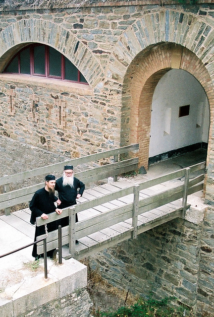 Père Séraphin et père Cassien devant le monastère de Ste Marie