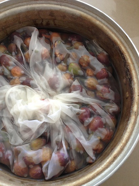 Soaking the figs in a cloth of silk.