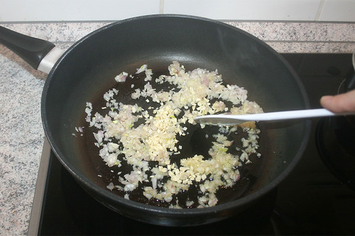 17 - Zwiebeln & Knoblauch anschwitzen / Braise onion & garlic lightly
