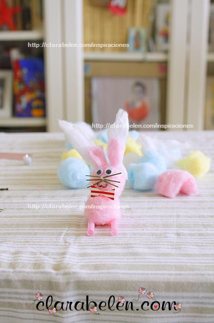 Conejo de Pascua hecho con algodón