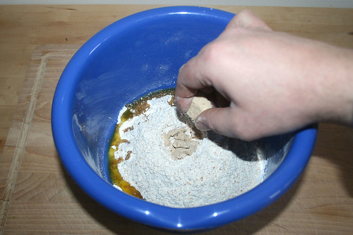 14 - Hefe rein bröseln / Crumble yeast